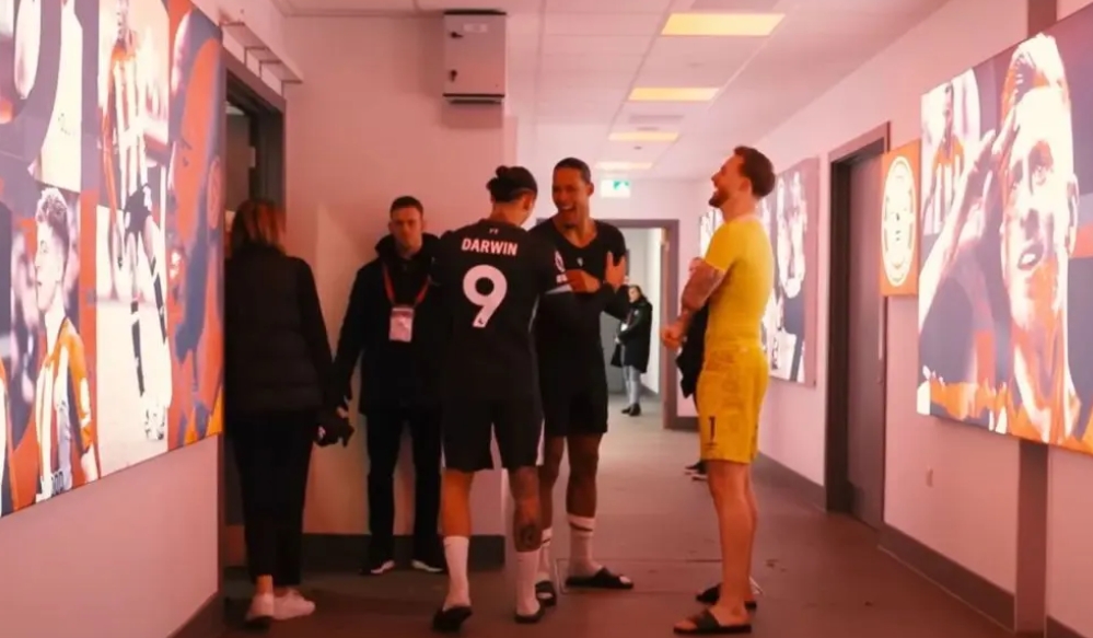 Nunez leaves Van Dijk and Flekken laughing after tunnel moment against Brentford